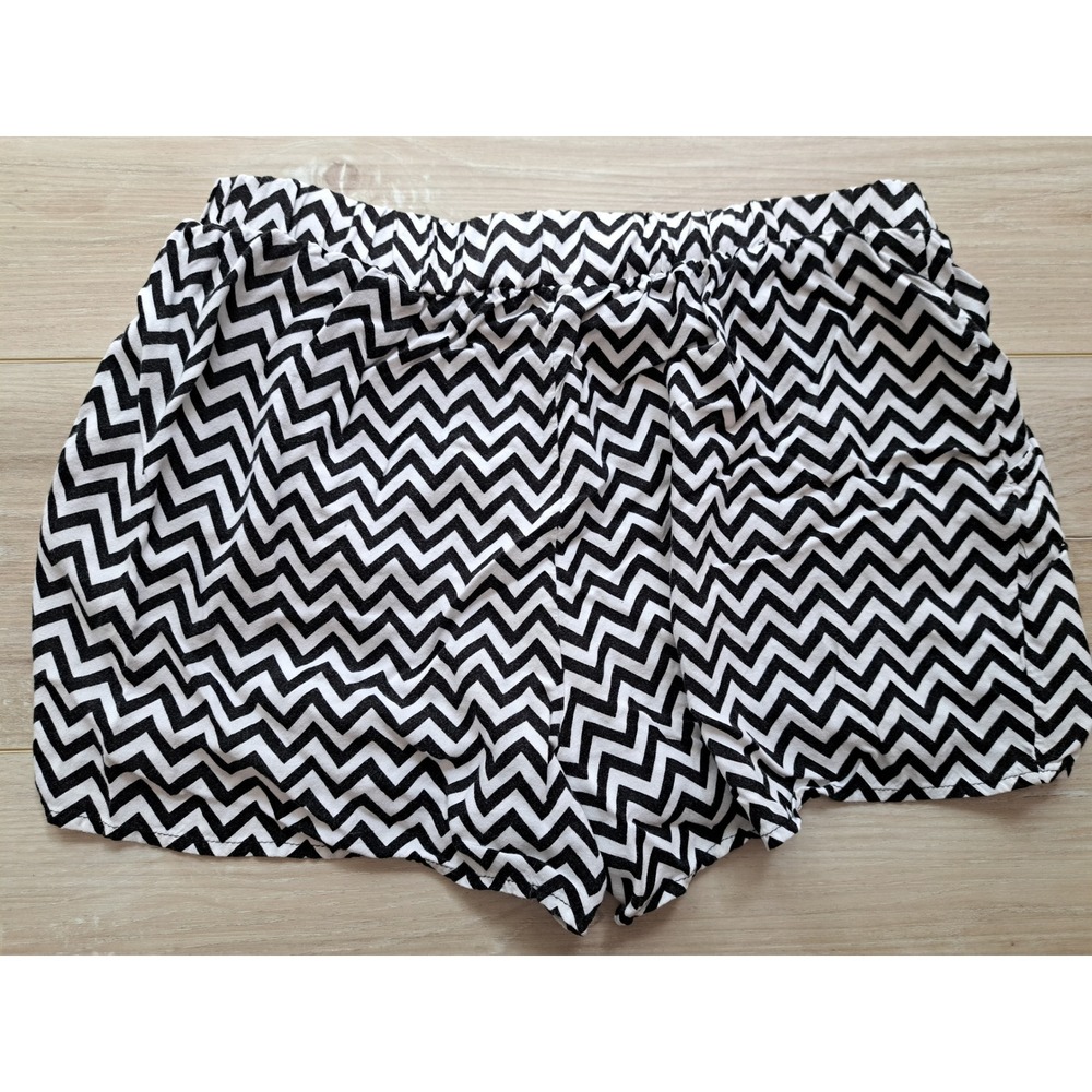 rue21 Womens Chevron Zig Zag Shorts Black White Rayon Drawstring Size Medium